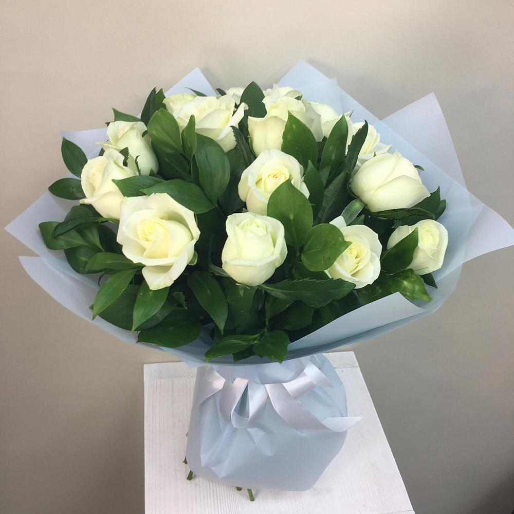 Букет 15 Белых роз Проуд в Ольявидово