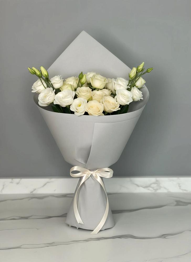 Букет цветов из: Розы и Лизиантусы в Ольявидово