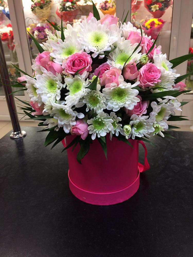 Цветочная композиция из Розы и Хризантемы в шляпной коробке в Ольявидово