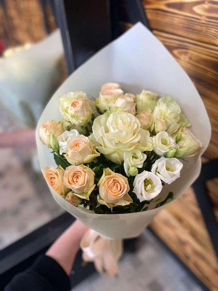 Букет цветов из: Розы и Лизиантусы в Ольявидово